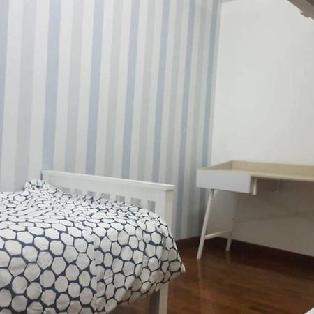 3Rooms 10Pax Mc 5 Star Hotel Sofa&Bed Mrt Mcd Axiata Seri Kembangan Luaran gambar
