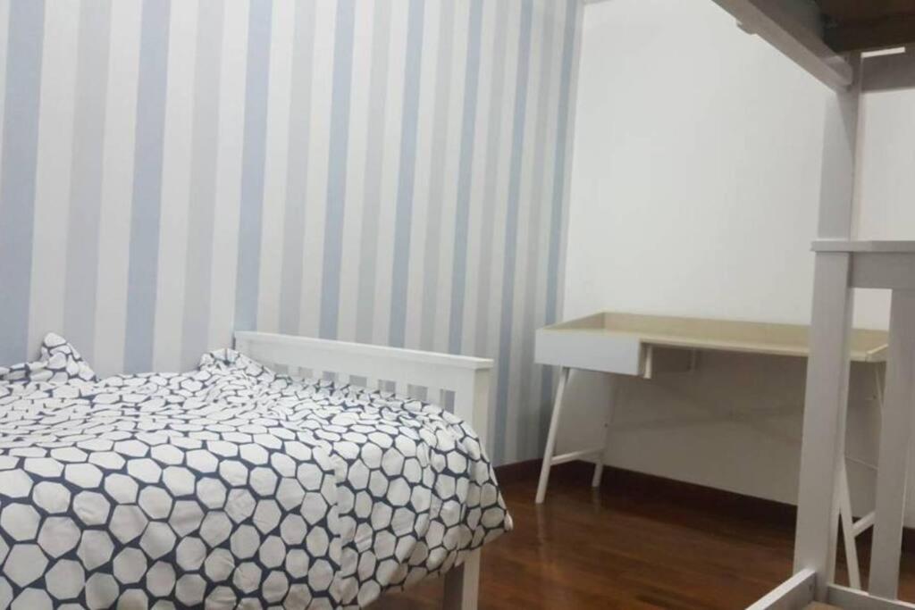 3Rooms 10Pax Mc 5 Star Hotel Sofa&Bed Mrt Mcd Axiata Seri Kembangan Luaran gambar